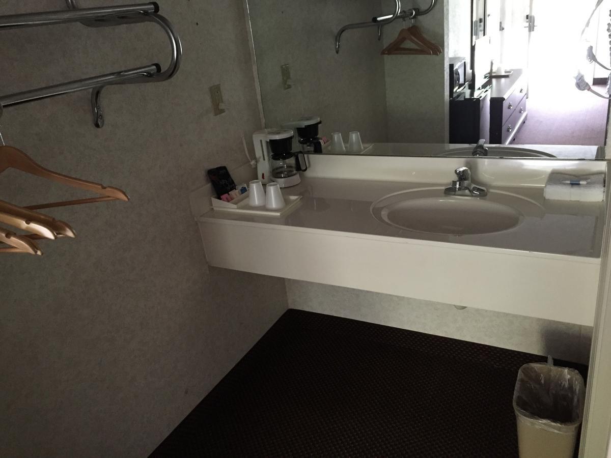 Deerfield Inn Somerville Room photo