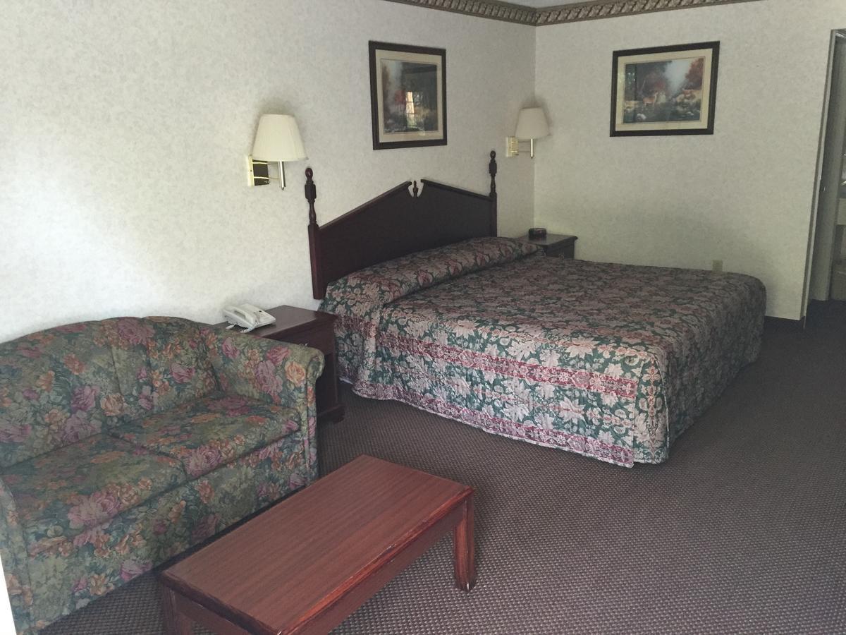 Deerfield Inn Somerville Room photo