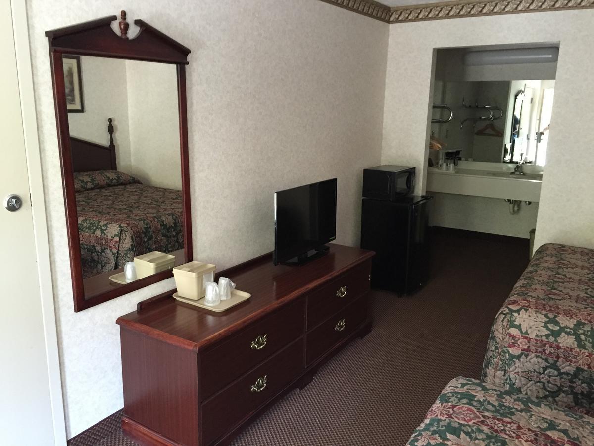 Deerfield Inn Somerville Room photo