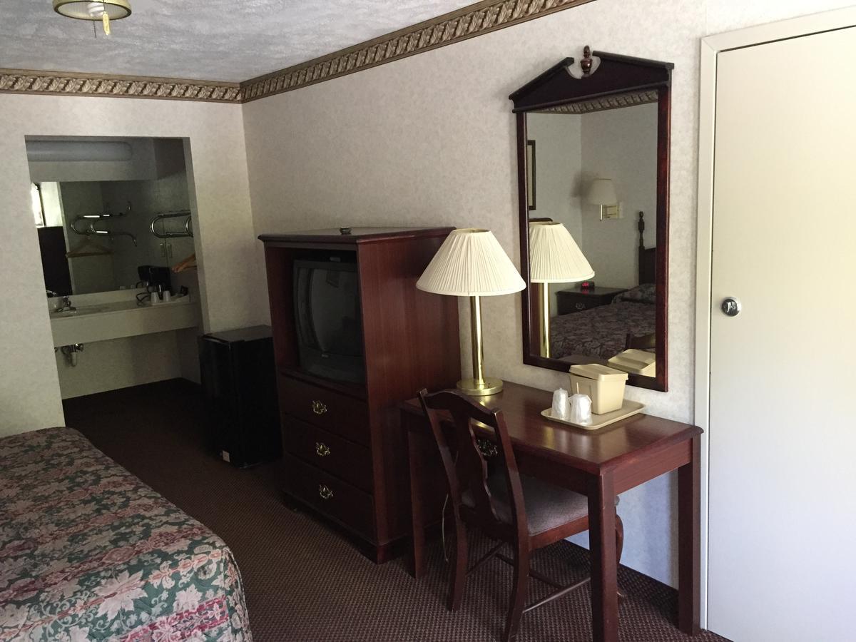 Deerfield Inn Somerville Room photo